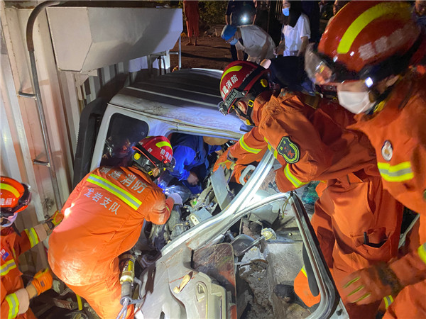 货车撞墙2人被困  新罗消防紧急救援